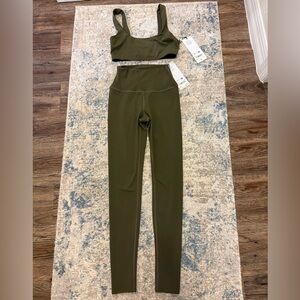 Alo Yoga Leggings & Sports Bra
Green Olive Set